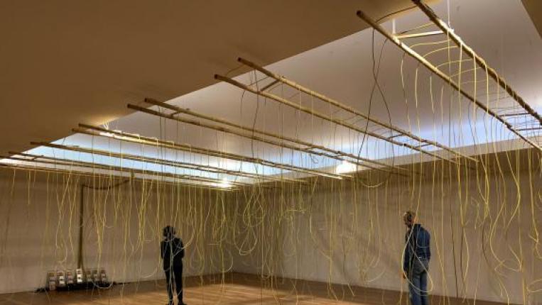 Thumb Christina Kubisch em Serralves: Dois alunos da EA assistem na montagem da exposição